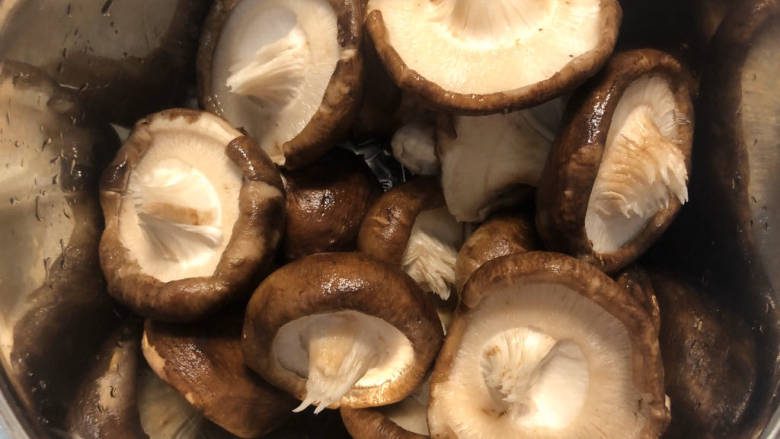 How to clean shiitake mushrooms
