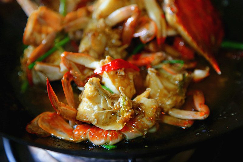 Steps to stir-fry crabs with onion and ginger